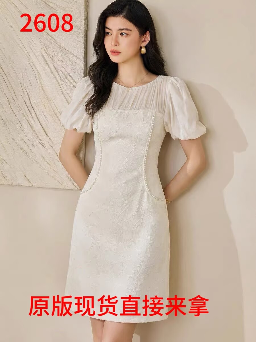 2026 년 여름 새로운 프랑스식 거품 소매 허리 수축 가스 질감 센스 슬림해 보이는 화이트 자카드 드레스