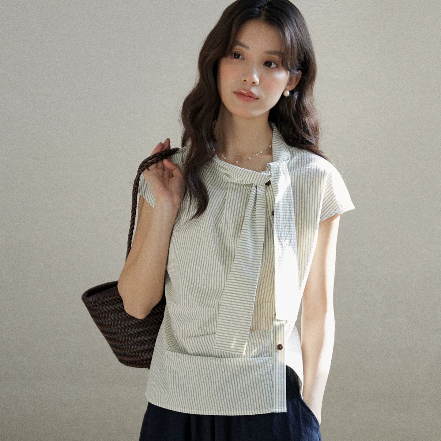 일상 세로 줄무늬 반팔 여성 셔츠 여름 비대칭 디자인 센스 리본 칼라 심지어 어깨 소매 맨위