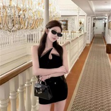 批发实拍~设计感不对称斜领挂脖镂空蕾丝背心吊带上衣女