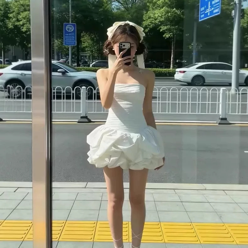 명문 여성 바람 품격 튜브탑 몸매 가꾸기 예복 드레스 여성 의류 2026 여름 새로운 섹시함 허리 수축 미니 스커트 치마