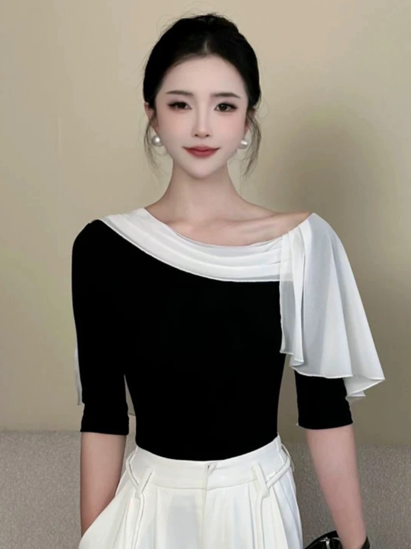 품격 고급 센스 비스듬한 어깨 배색 리본 중간 소매 티셔츠 2026 여름 새로운 고유 한 아름다운 슈퍼 잘 생긴 맨위