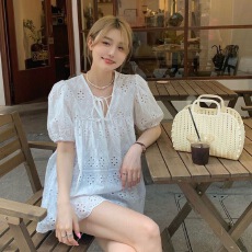 批发v领镂空白色衬衫裙女夏季宽松新款设计感小众超仙<b class='q'>中长款</b>蕾丝上衣