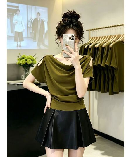 흔들다 칼라 미니멀리즘 오프숄더 몸매 가꾸기 반팔 티셔츠 여성 2026 여름 슬림해 보이는 연령 감소 캐주얼 외국 가스 맨위
