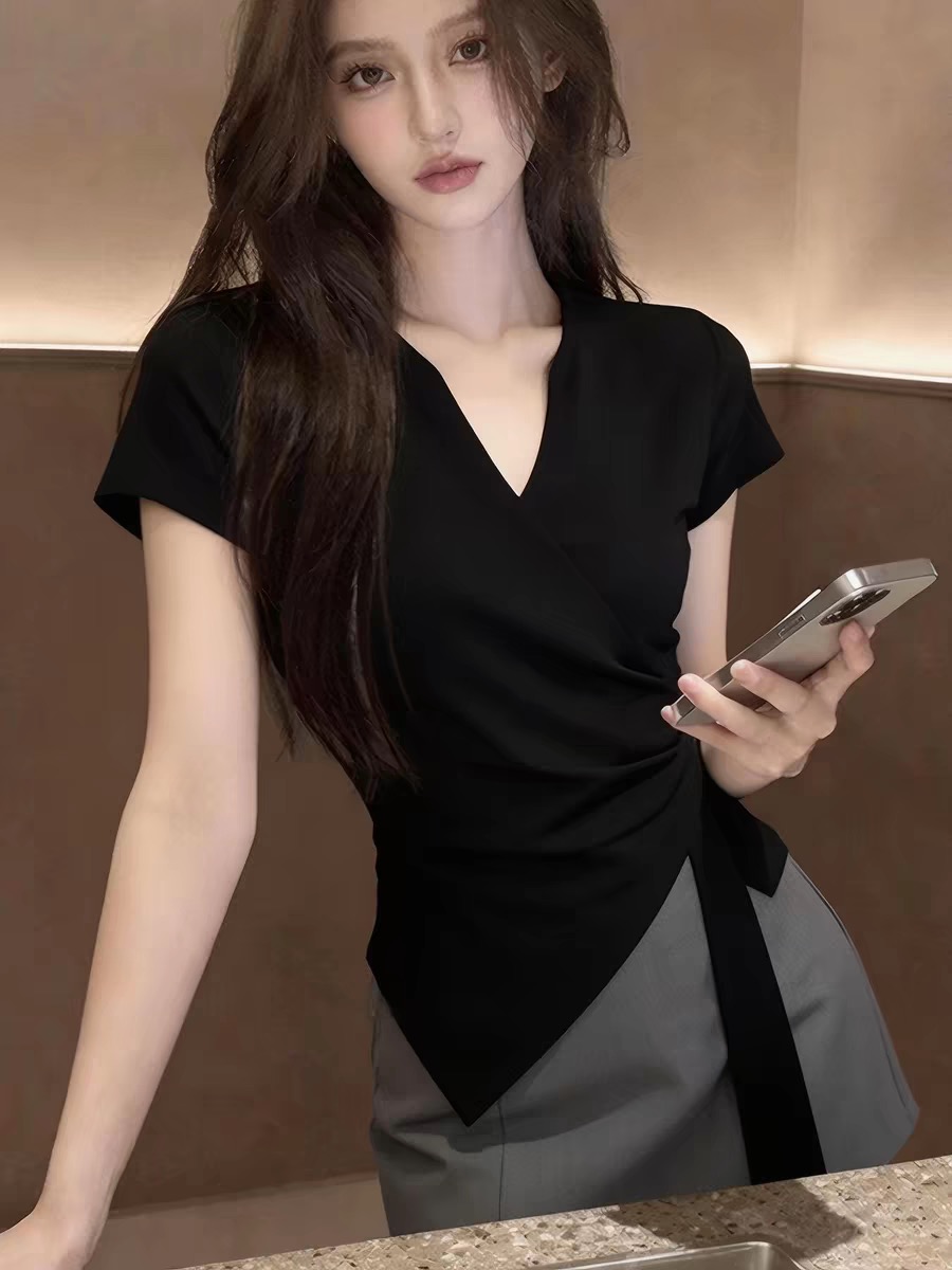 품격 스트랩 검정색 반팔 티셔츠 여성 허리 수축 슬림해 보이는 V넥 기본 셔츠 초여름 새로운 불규칙 긍정적 인 어깨 의류