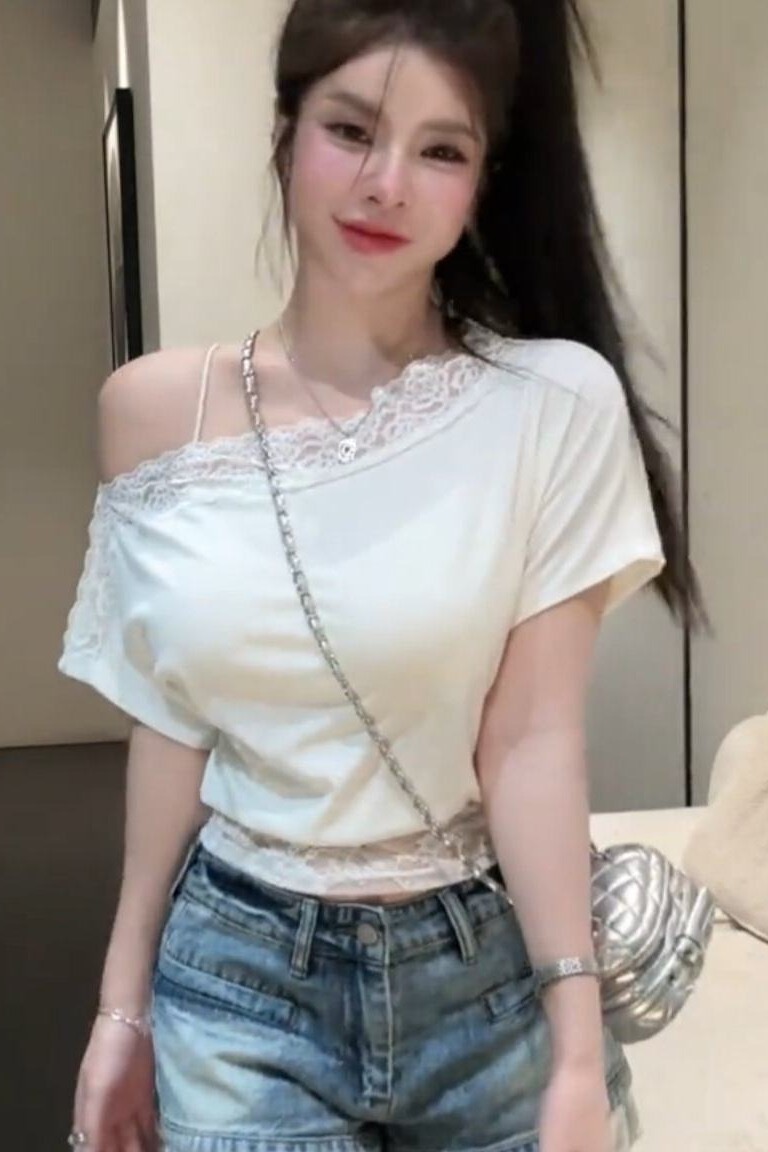 검정색 레이스 조각 비스듬한 어깨 반팔 티셔츠 여성 여름 새로운 시스루 이슬 허리 몸매 가꾸기 분위기 센스 핫걸 맨위
