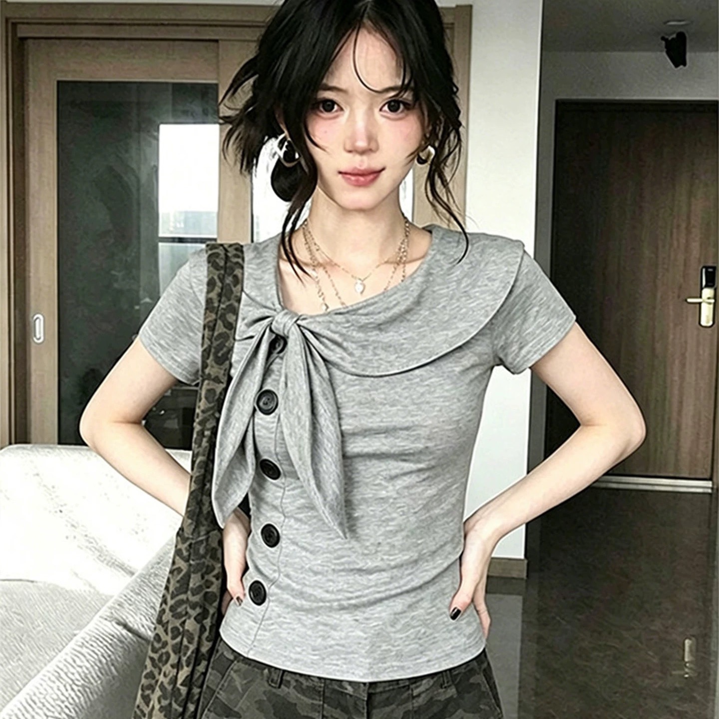 회색 프릴 칼라 레이스업 비스듬한 문 襟 반팔 맨위 여성 여름 작은 대중 디자인 센스 몸매 가꾸기 핫걸 긍정적 인 어깨 티셔츠