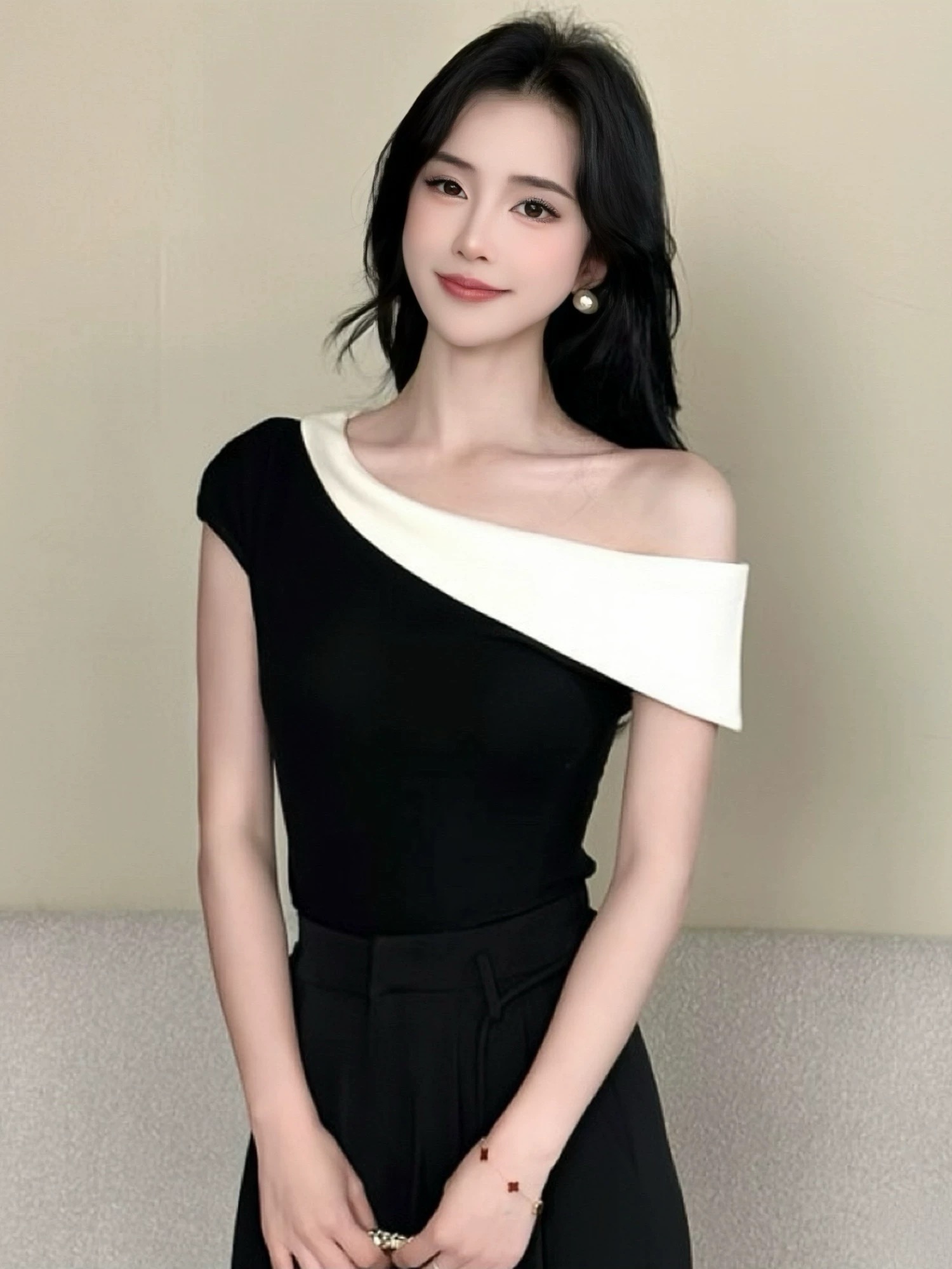 한 부서 패션 배색 패치워크 비스듬한 어깨 반팔 티셔츠 여름 2026 새로운 몸매 가꾸기 슬림해 보이는 품격 오프숄더 맨위