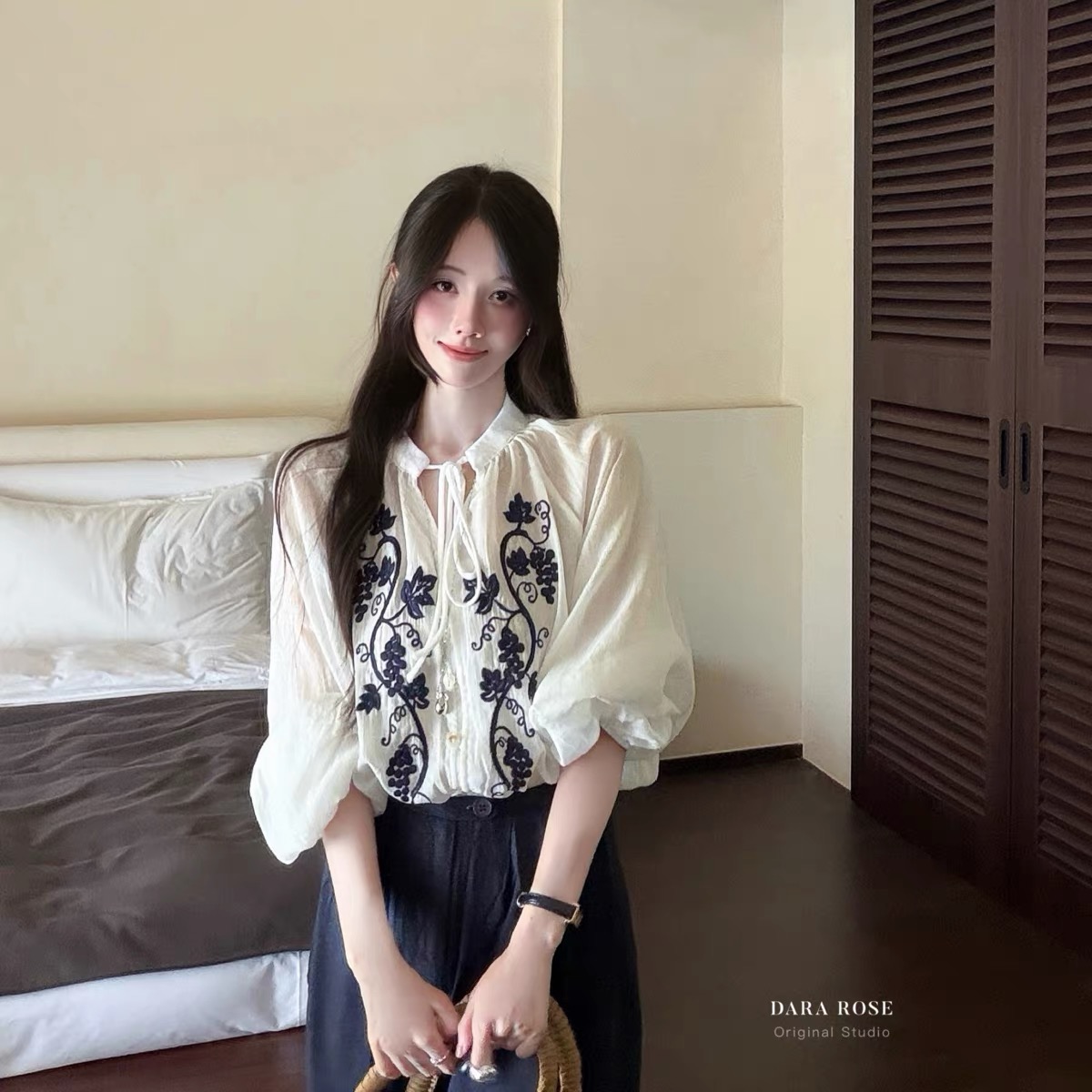 BY29864# 早秋上新独特设计款刺绣立领宽松白色小衫 服裝批發女裝批發服飾貨源