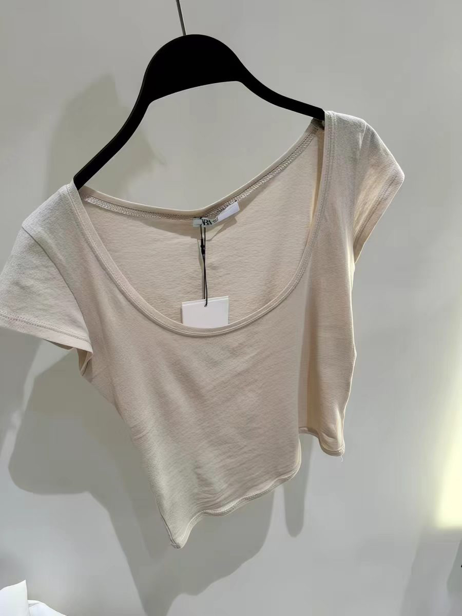 낮음 라운드 넥 이슬 쇄골 반팔 티셔츠 2026 여름 새로운 품격 미니멀리즘 베이지 색 타이트 작은 셔츠 몸매 가꾸기 맨위