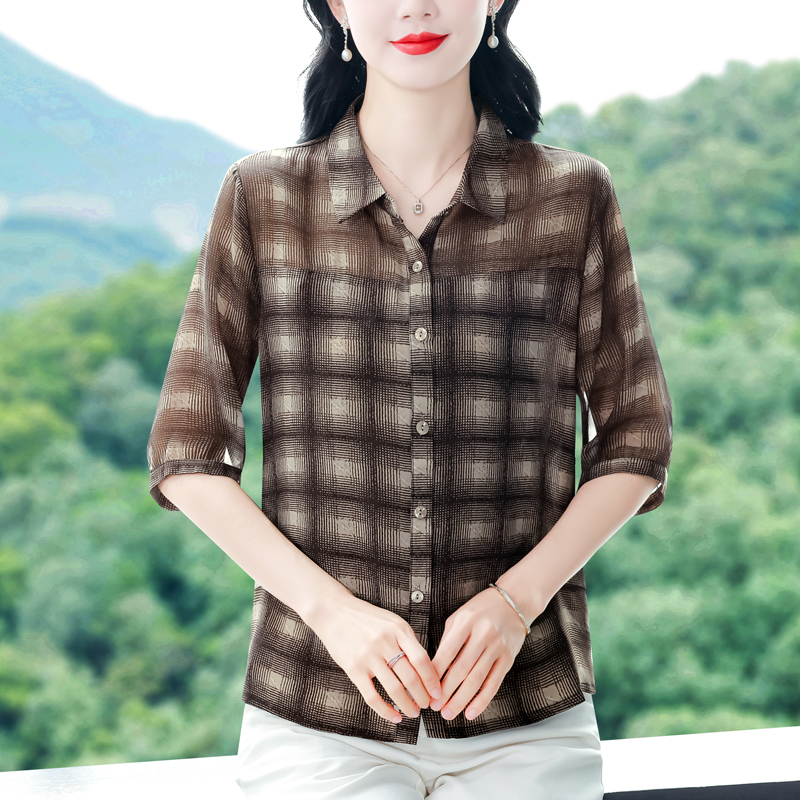 외국 가스 엄마 여름 드레스 중간 소매 폴로 칼라 얼음 실크 쉬폰 블라우스 새로운 중노년 여성 여름 얇은 캐주얼 체크무늬 셔츠