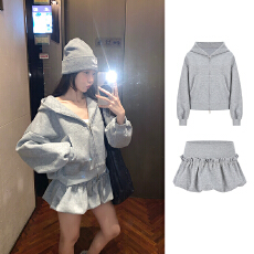 批发实拍。灰色连帽破洞短款卫衣外套小个子花苞短裙套装