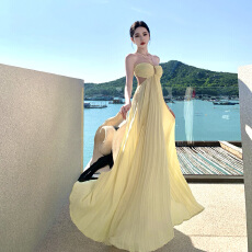 批发法式高级绝美感海边度假氛围感设计感露背镂空压褶挂脖连衣裙女<b class='q'>夏</b>