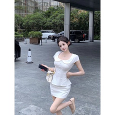 批发实拍实价  小白法式气质纯欲甜美修身显瘦收腰<b class='q'>上衣</b>半裙两件套装