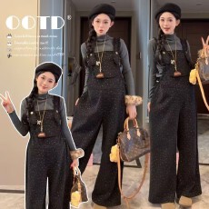 原创新品2025冬季加绒加厚孕妇针织打底+碎花背带裤两件套套装