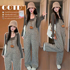 批发现2026春季针织打底+俏皮可爱减龄背带裤孕妇<b class='q'>时尚</b>两件套套装