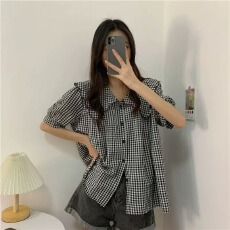 批发小个子娃娃领<b class='q'>衬衣</b>女<b class='q'>夏季</b>新款时尚法式别致短袖设计感宽松格子上衣