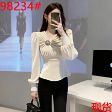 批发米色丝绒<b class='q'>衬衫</b>女冬高级感轻奢减龄洋气轻熟<b class='q'>气质</b>小众不撞款内搭上衣