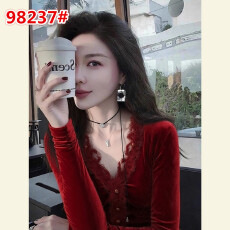 批发2026<b class='q'>新款</b>超好看上衣独特气质法式新年本命年红色丝绒蕾丝<b class='q'>衬衫</b>女冬