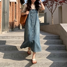 批发怀旧复古背带牛仔连衣裙女2025夏季新款小个子宽松显瘦中长款裙子