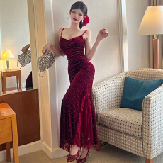 批发实拍法式蕾丝拼接金丝绒<b class='q'>连衣裙</b>女性感吊带鱼尾裙重工烫钻礼服长裙