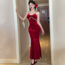 批发实拍 法式小众V领晚礼服长裙时尚钉钻纯欲辣妹性感修身吊带<b class='q'>连衣裙</b>