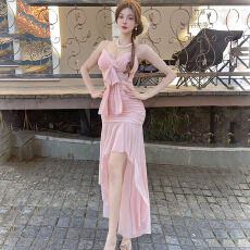 批发实拍纯欲夏季新款粉色度假风修身<b class='q'>连衣裙</b>不规则小众礼服长款挂脖裙