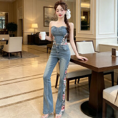 批发实拍辣妹牛仔套装复古碎花设计感抹胸上衣修身高弹喇叭长裤两件套