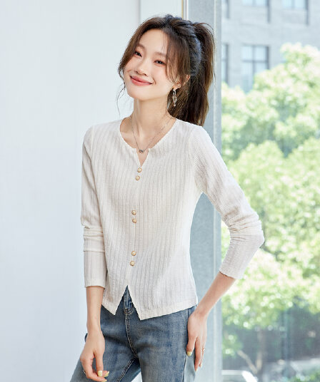 2026 가을 새로운 질감 센스 엠보싱 프랑스식 티셔츠 여성 디자인 센스 트임 긴팔 긍정적 인 어깨 의류