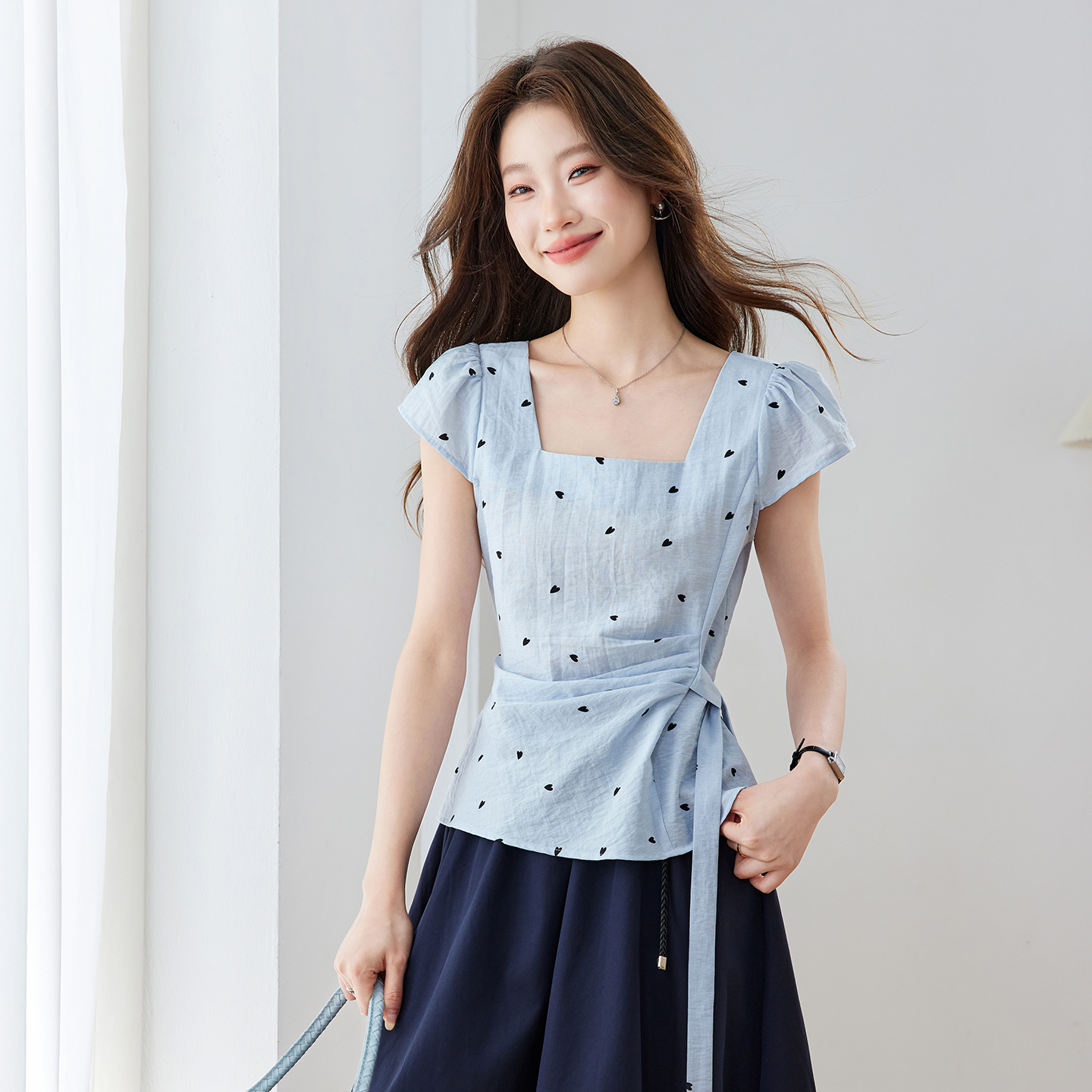 설탕 큐브 셔츠 2026 여름 하트 반팔 쉬폰 블라우스 출퇴근 광장 칼라 핀치 Pleat 부서 스트랩 프린트 맨위