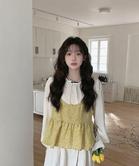 실사 정가 봄 두 조각 여성 세트 꽃무늬 프릴 캐미솔 가져 가라. 라운드 넥 주름 긴팔 티셔츠