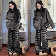 2025孕妇新款灰色围脖毛衣开衫外套+猪鼻扣条纹裤两件套