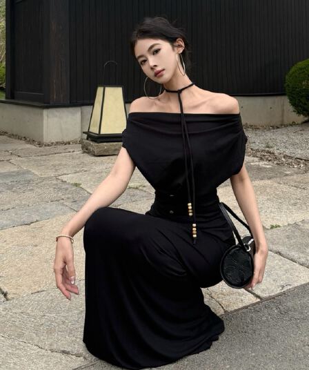 실사 섹시함 오프숄더 비스듬한 어깨 스트랩 다양한 착용 법 허리 수축 슬림해 보이는 맨위 티셔츠 타이트 스커트 반신 스커트 여성