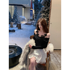 批发实拍秋冬性感设计感交叉针织V领T恤上衣+蕾丝花朵<b class='q'>吊带</b>套装女