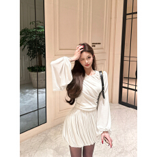 批发实拍早春高级感褶皱设计<b class='q'>灯笼</b>袖长袖<b class='q'>连衣裙</b>女