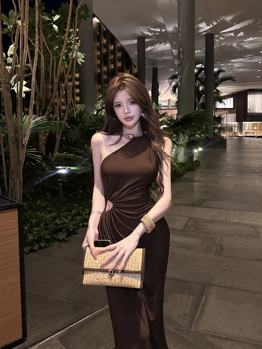 실사 여름 레트로 섹시함 로얄 자매 품격 민소매 비스듬한 어깨 홀로우 아웃 허리 수축 슬림해 보이는 타이트 스커트 드레스 롱 스커트 여성