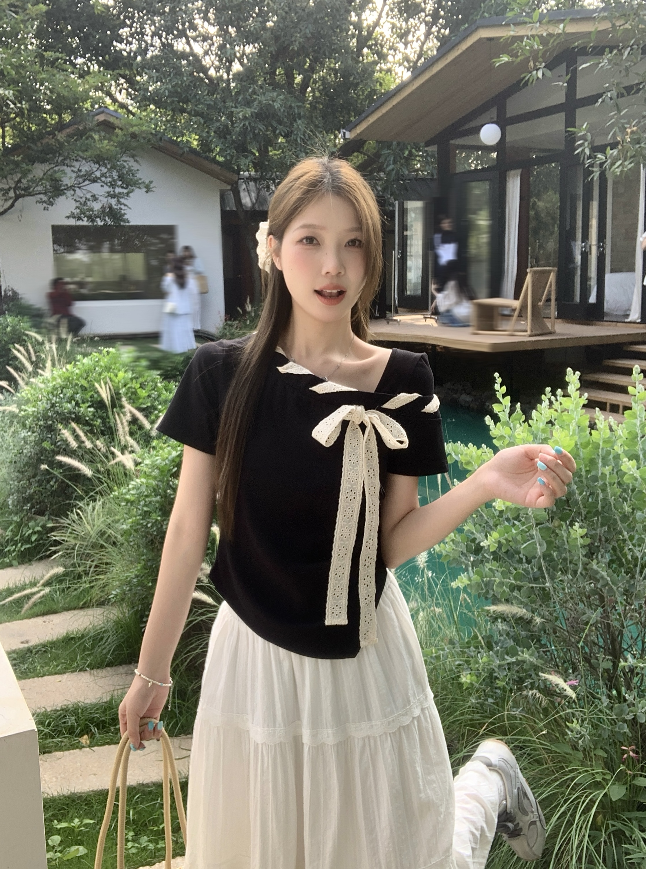 실사 빅 사이즈 검정색 비스듬한 어깨 티셔츠 여성 여름 디자인 센스 고유 한 품격 슬림해 보이는 반팔 맨위 1899