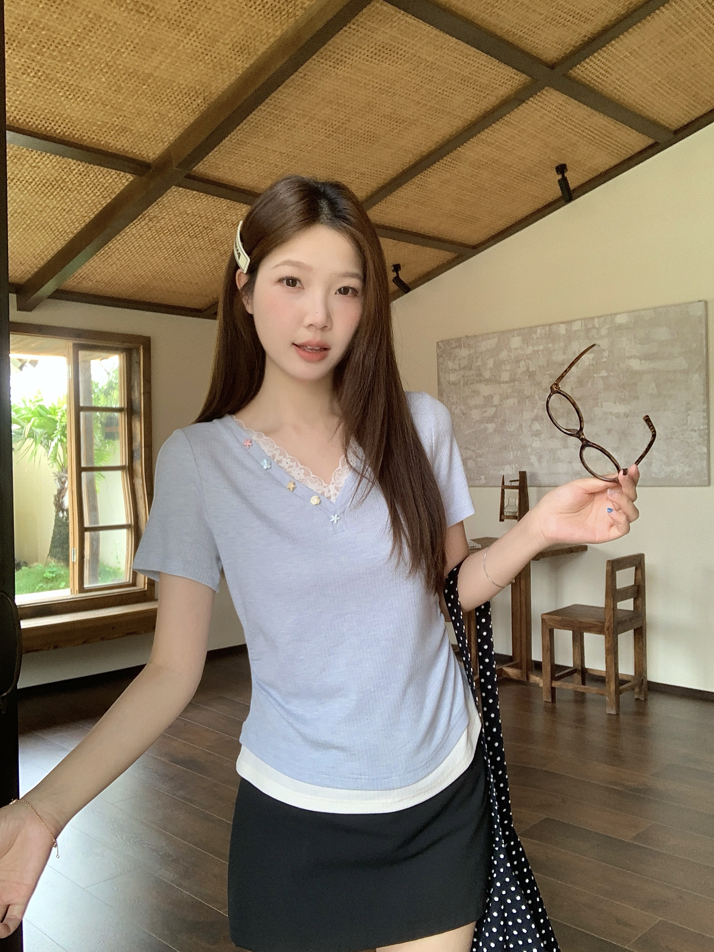 실사 빅 사이즈 페이크 레이어드 하늘색 V넥 반팔 티셔츠 여성 여름 Chic 디자인 센스 맨위 8029