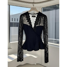 批发今年流行漂亮别致独特内搭<b class='q'>打底衫</b>秋冬高级感黑色V领<b class='q'>蕾丝</b>长袖T恤女