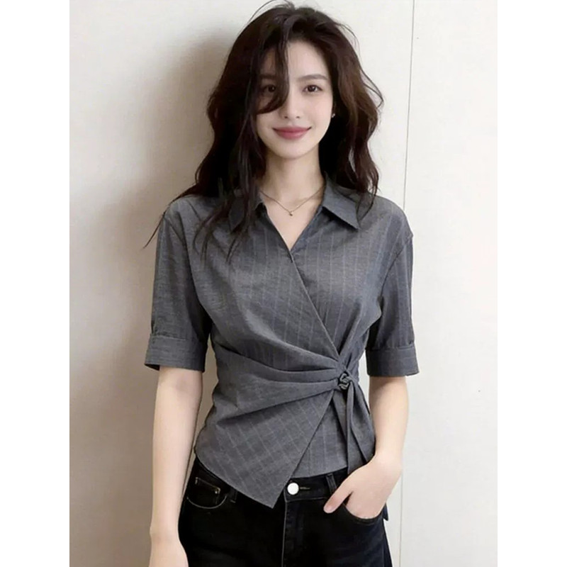 출퇴근 바람 회색 폴로 칼라 십자가 디자인 5 점 소매 여성 셔츠 2026 여름 새로운 불규칙 싱글 착용 맨위