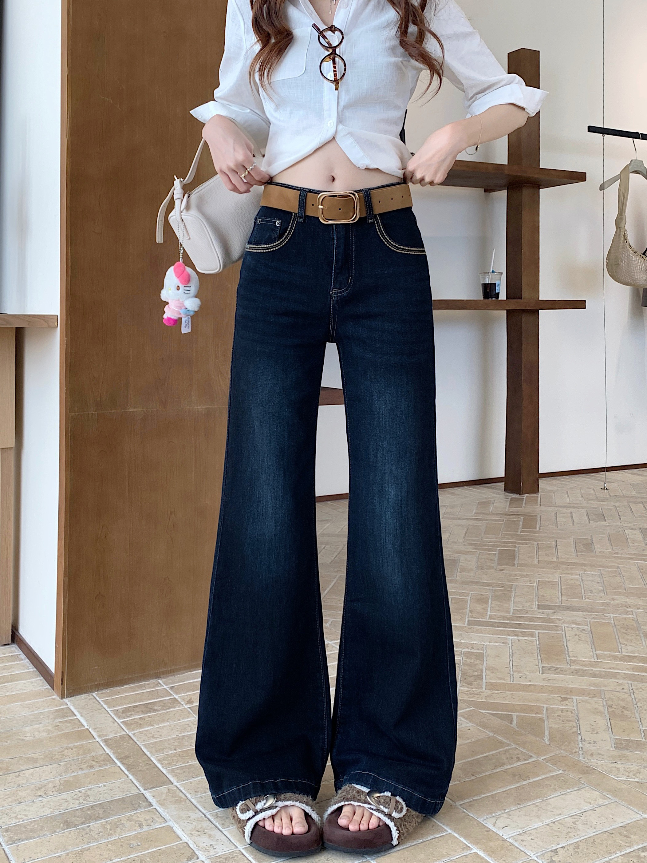 어두운 색 마이크로 나팔 데님 긴 바지 여성 자수 이후 가방 디자인 센스 단추 가방 표지 넓은 발 바닥 청소 바지