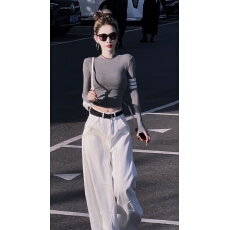 批发春秋新款<b class='q'>气质</b>时尚高级感百搭杠条收腰长袖T恤打底衫