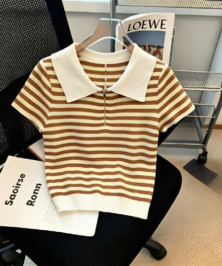 배색 스트라이프 POLO 칼라 지퍼 긍정적 인 어깨 반팔 티셔츠 여성 뒤로 홀로우 아웃 여름 몸매 가꾸기 슬림해 보이는 얼음 실크 니트 스웨터