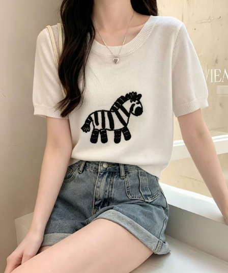디자인 센스 작은 말 자수 반팔 티셔츠 여성 여름 루즈핏 슬림해 보이는 세련된 작은 셔츠 라운드 넥 니트 맨위