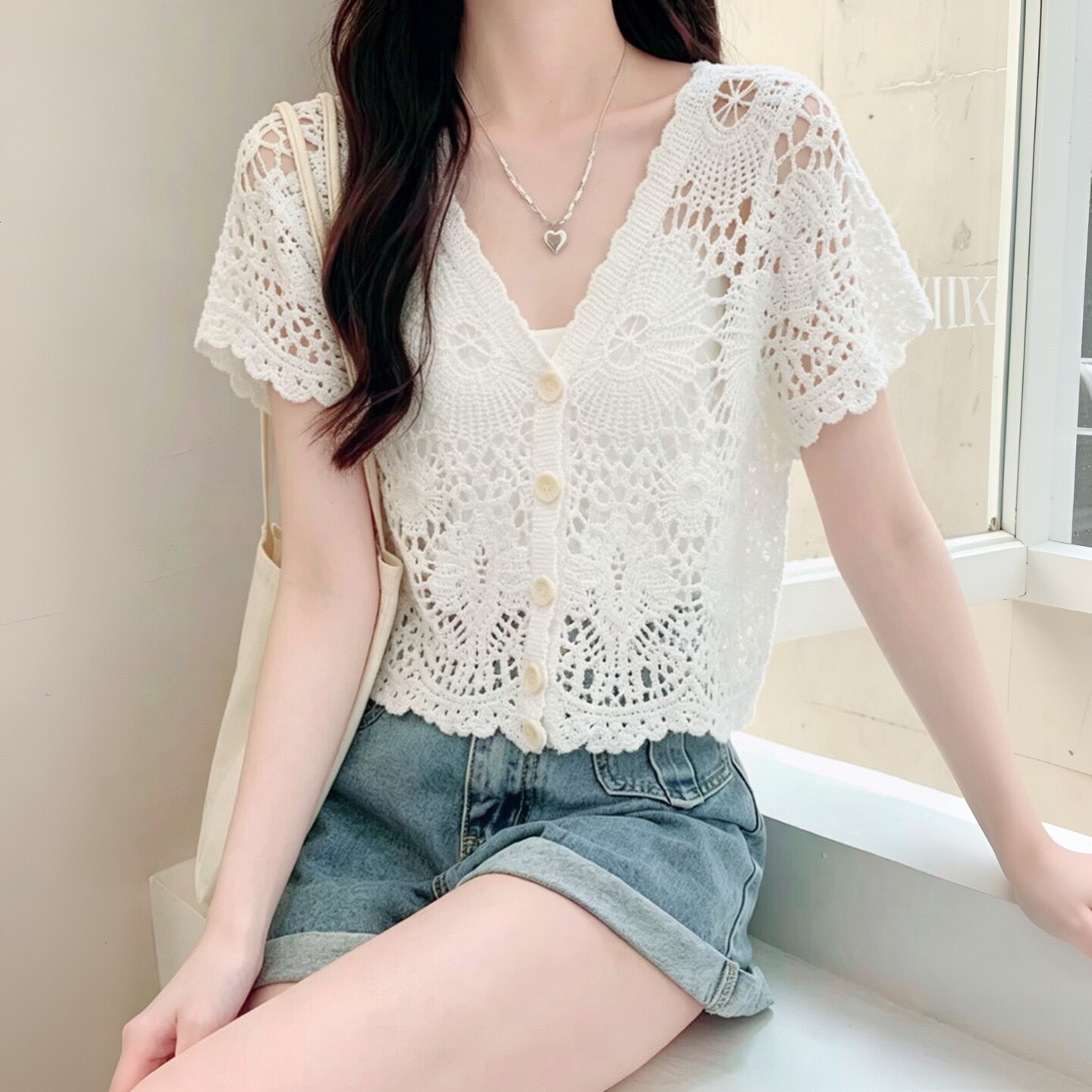 프랑스식 홀로우 아웃 자수 V넥 싱글 줄 버튼 니트 스웨터 여성 여름 휴가 바람 패션 연령 감소 스택 착용 외부 잡아라. 의류