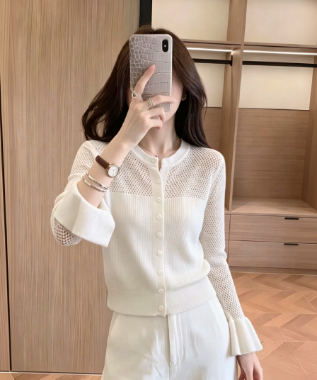 디자인 센스 화이트 홀로우 아웃 나팔 소매 몸매 가꾸기 긴팔 티셔츠 작은 외부 가져 가라. 여성 2026 새로운 슈퍼 화재 연령 감소 맨위