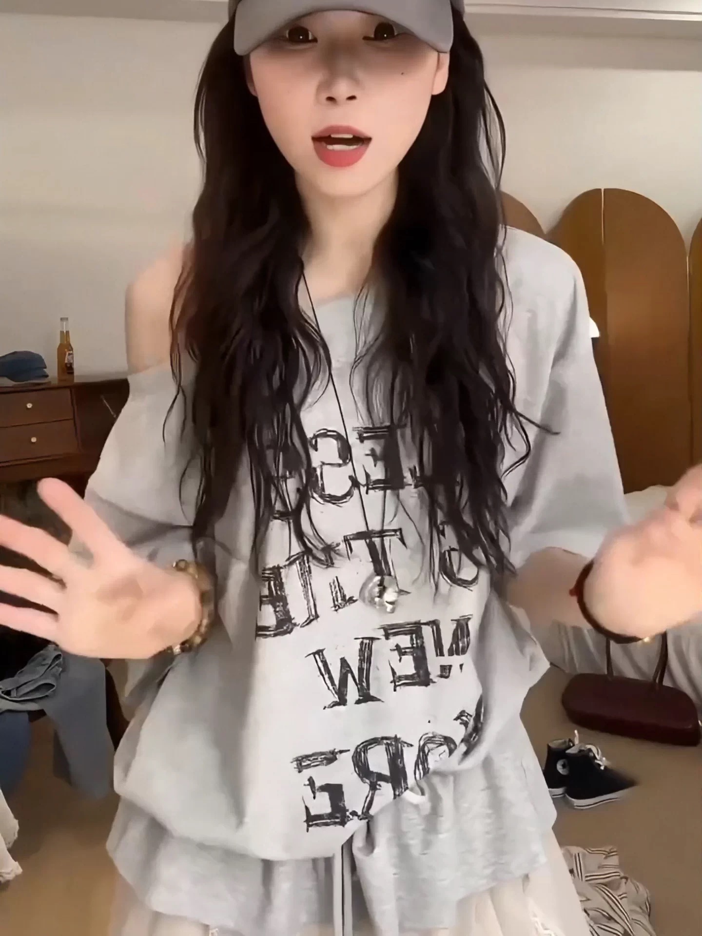 빅 사이즈 한 스타일 알파벳 프린트 비스듬한 어깨 반팔 티셔츠 여성 여름 지방 mm 몸매 가꾸기 슬림해 보이는 스트랩 디자인 센스 맨위