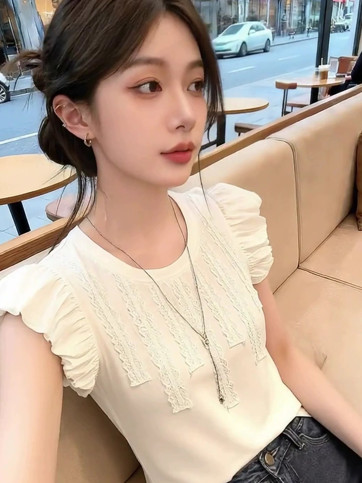 화이트 레이스 쇼트 스타일 슬림해 보이는 셔츠 맨위 2026 년 여름 새로운 작은 날다 소매 작은 셔츠 프랑스식 셔츠 여성 의류