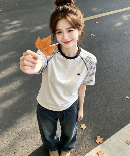 배색 스트라이프 라운드 넥 삽입 어깨 반팔 티셔츠 여성 한 부서 여름 2026 새로운 작은 대중 디자인 센스 반팔 맨위