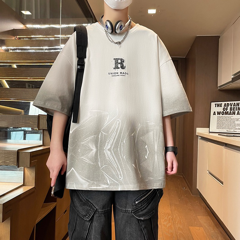 여름 남성 반팔 티셔츠 트렌드 루즈핏 라운드 넥 5 점 소매 반팔 패션 그라데이션 캐주얼 맨위 2026