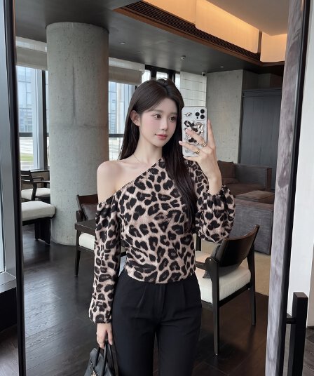 실사 정가 디자인 센스 비스듬한 어깨 루즈핏 레오파드 무늬 긴팔 맨위